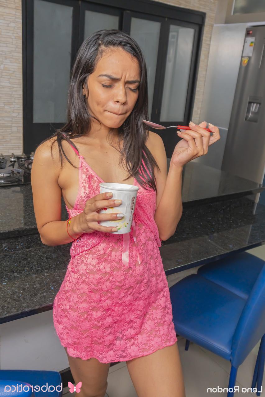 20P A bela latina Lena Rondon espalha iogurte no corpo e se masturba