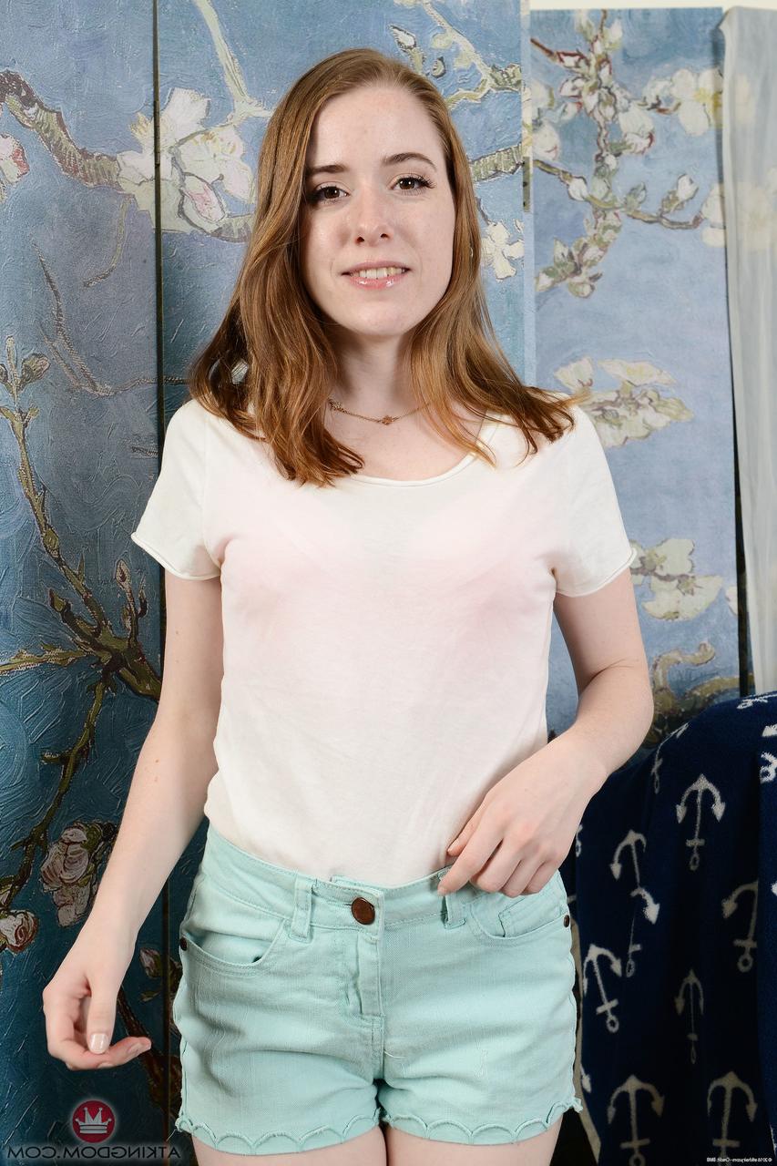 20P A adolescente ruiva sexy Alice Merchesi espalha sua buceta peluda e mostra sua bunda grande