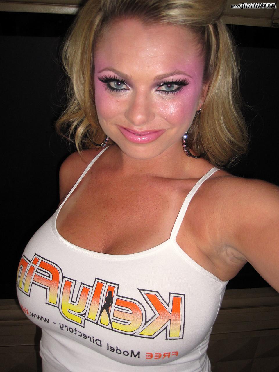 17P As estrelas pornôs de rosto rosado Kelly Madison e Briana Banks preparando peitos grandes para o sexo