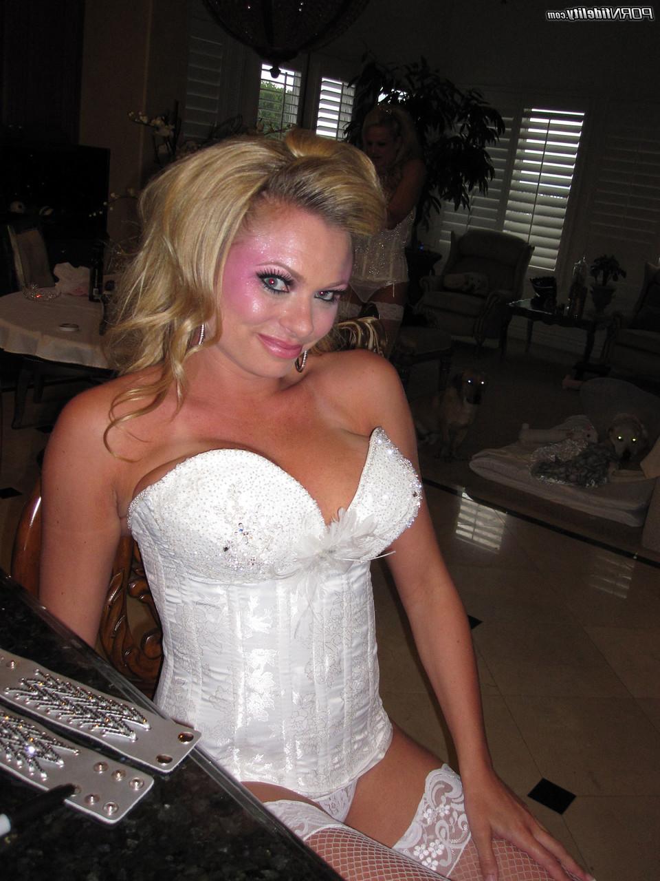 17P As estrelas pornôs de rosto rosado Kelly Madison e Briana Banks preparando peitos grandes para o sexo