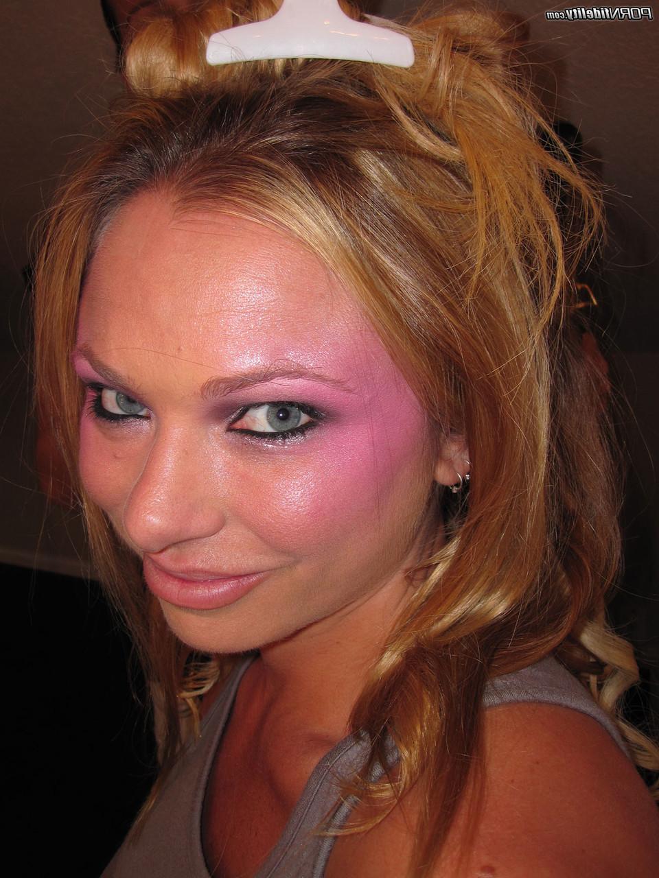 17P As estrelas pornôs de rosto rosado Kelly Madison e Briana Banks preparando peitos grandes para o sexo