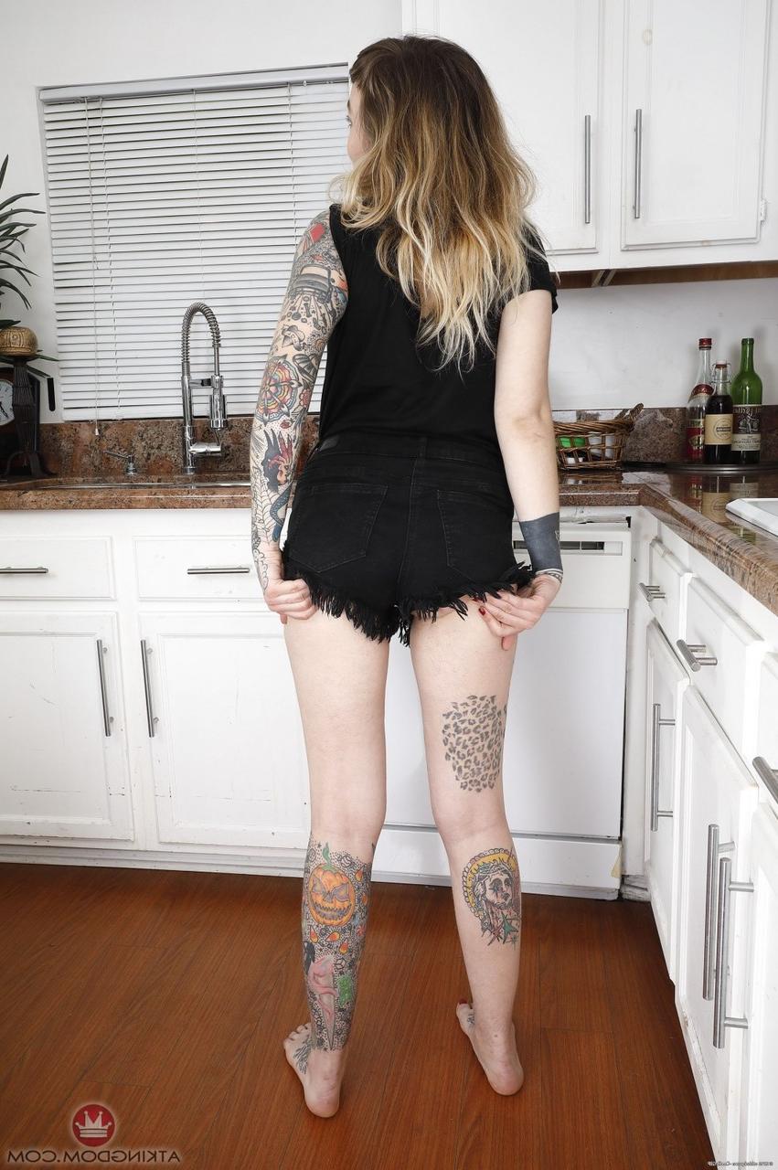 20P La amateur tatuada Felicia Fisher expone sus pequeñas tetas y su coño peludo