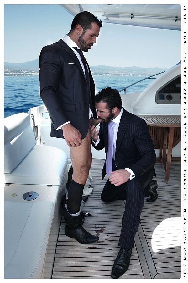 20P Les chaudasses gays Denis Vega et Jessy Ares déshabillent leurs costumes et baisent sur le bateau