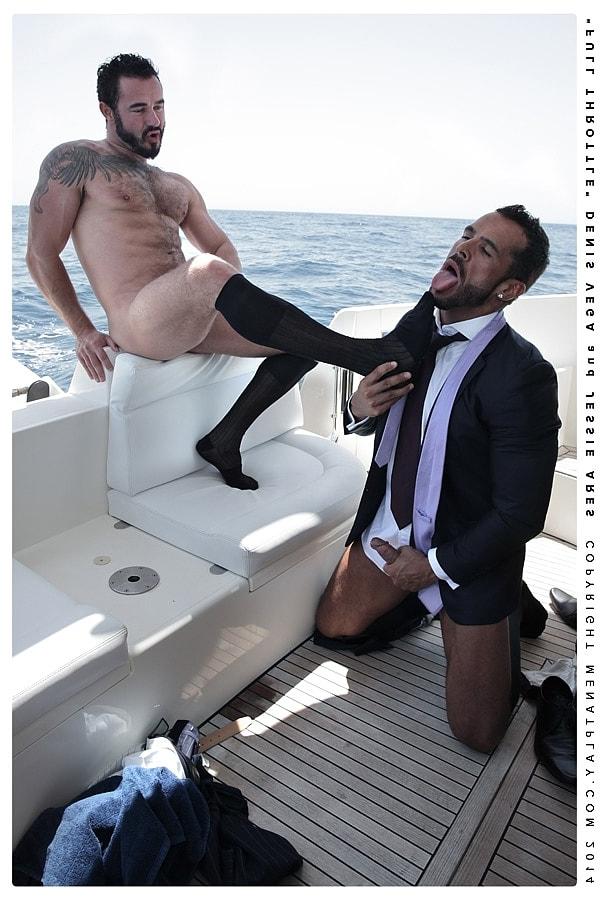 20P Les chaudasses gays Denis Vega et Jessy Ares déshabillent leurs costumes et baisent sur le bateau