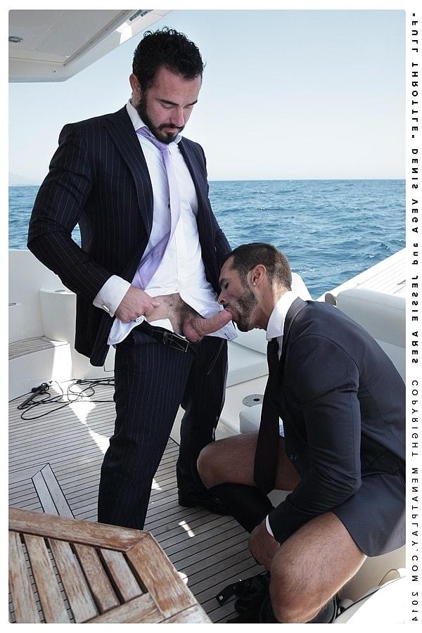 20P Les chaudasses gays Denis Vega et Jessy Ares déshabillent leurs costumes et baisent sur le bateau