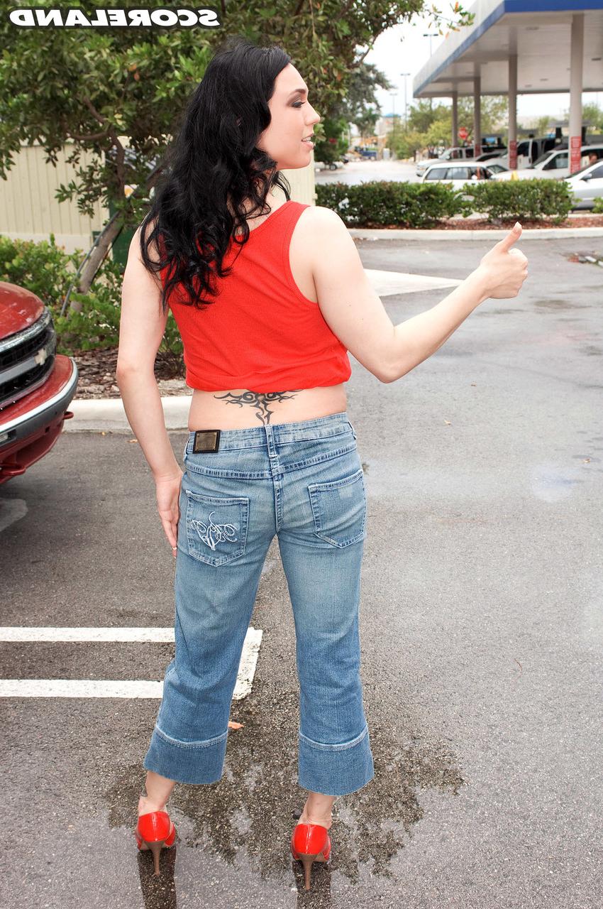 17P Dark haired chick Isis Haze whips out her hooters after accepting a ride