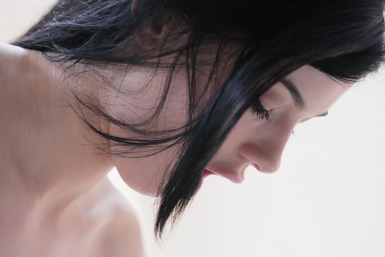 17P La sexy bella durmiente Lucy Li con grandes tetas despierta para meterse los dedos y follar