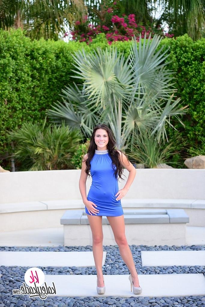 15P A adolescente de cabelos escuros Kaley Kade mostra seus peitos empinados no pátio