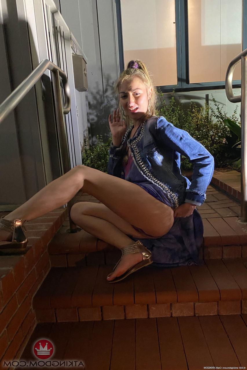 20P A linda adolescente com rabo de cavalo Lily Adams mostra seus deslumbrantes buracos de amor de perto