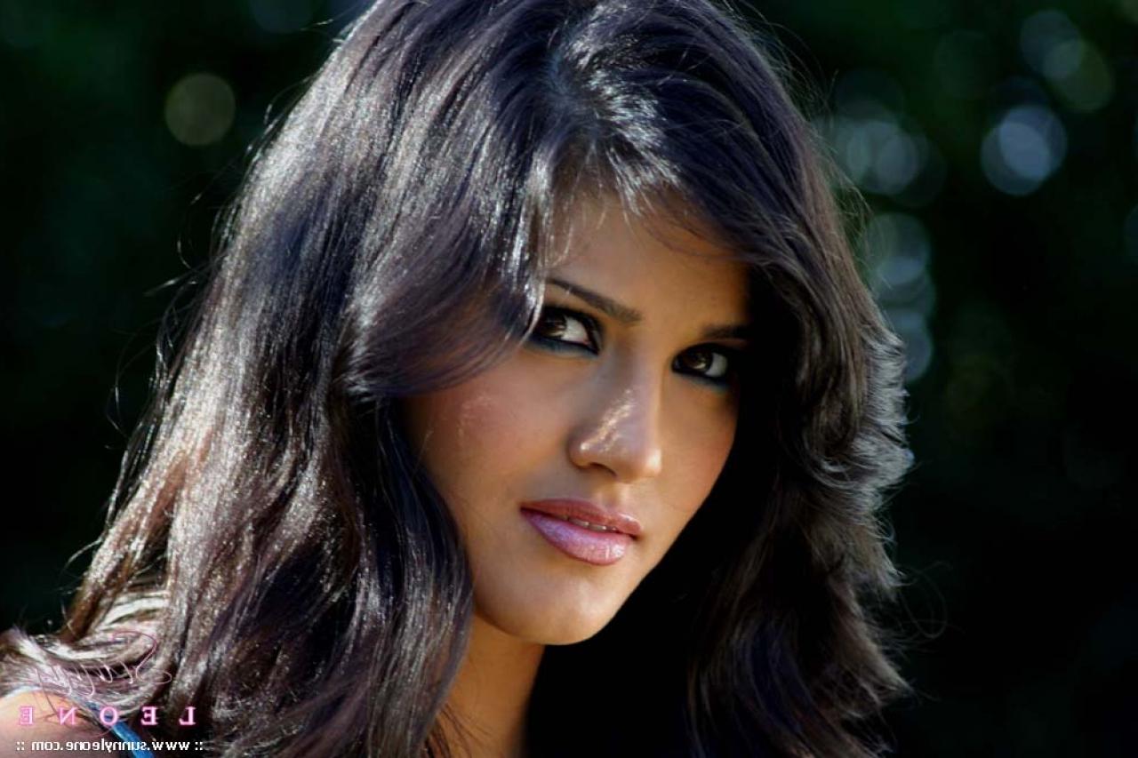 17P Estrela pornográfica de cabelos negros em um biquíni Sunny Leone mostra seus peitos ao ar livre