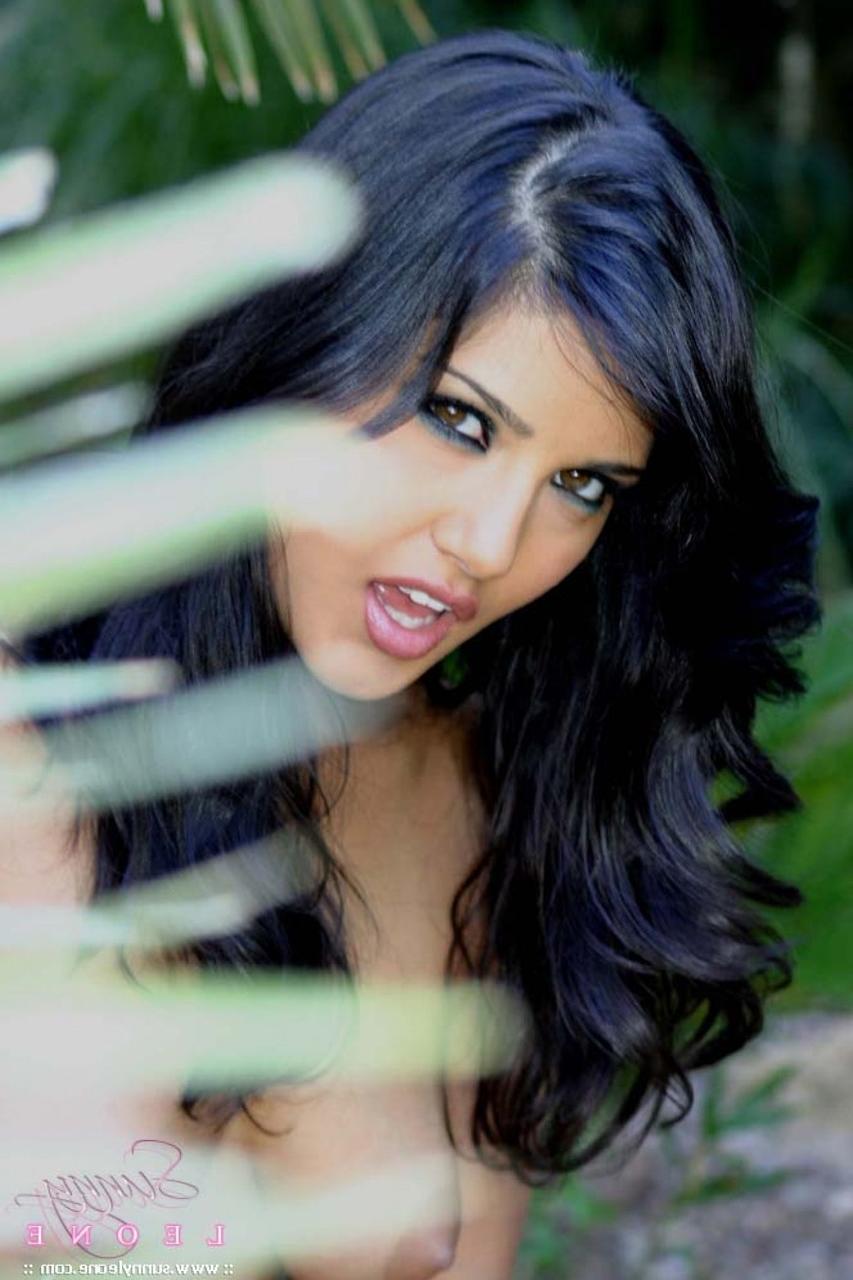 17P Estrela pornográfica de cabelos negros em um biquíni Sunny Leone mostra seus peitos ao ar livre