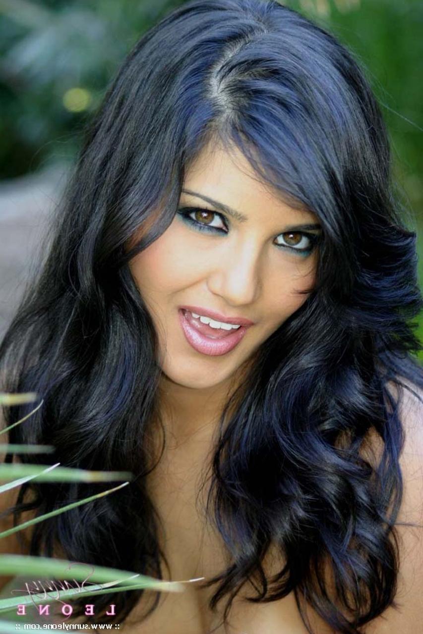 17P Estrela pornográfica de cabelos negros em um biquíni Sunny Leone mostra seus peitos ao ar livre