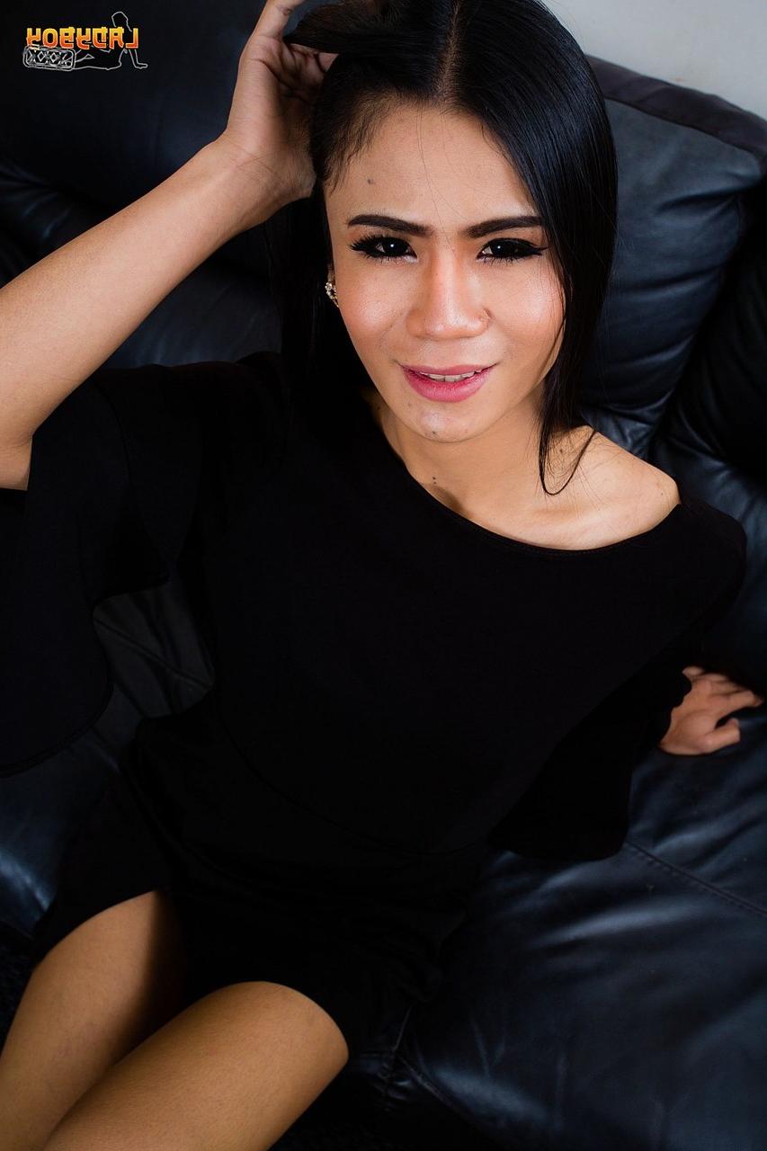 16P La transexual asiática cachonda nancy se desnuda y muestra su gran culo y su polla dura