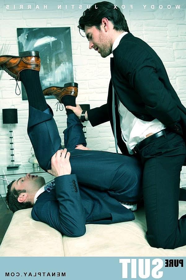15P Los empresarios gay Justin Harris y Woody Fox tienen sexo a lo perrito en la oficina
