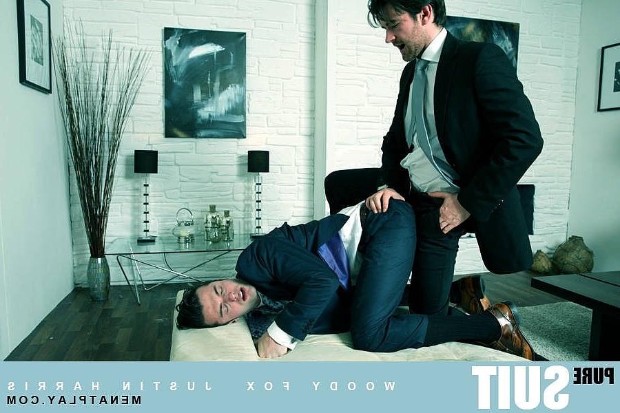 15P Los empresarios gay Justin Harris y Woody Fox tienen sexo a lo perrito en la oficina