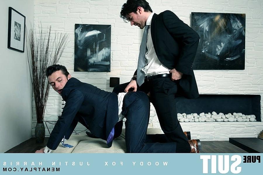 15P Los empresarios gay Justin Harris y Woody Fox tienen sexo a lo perrito en la oficina