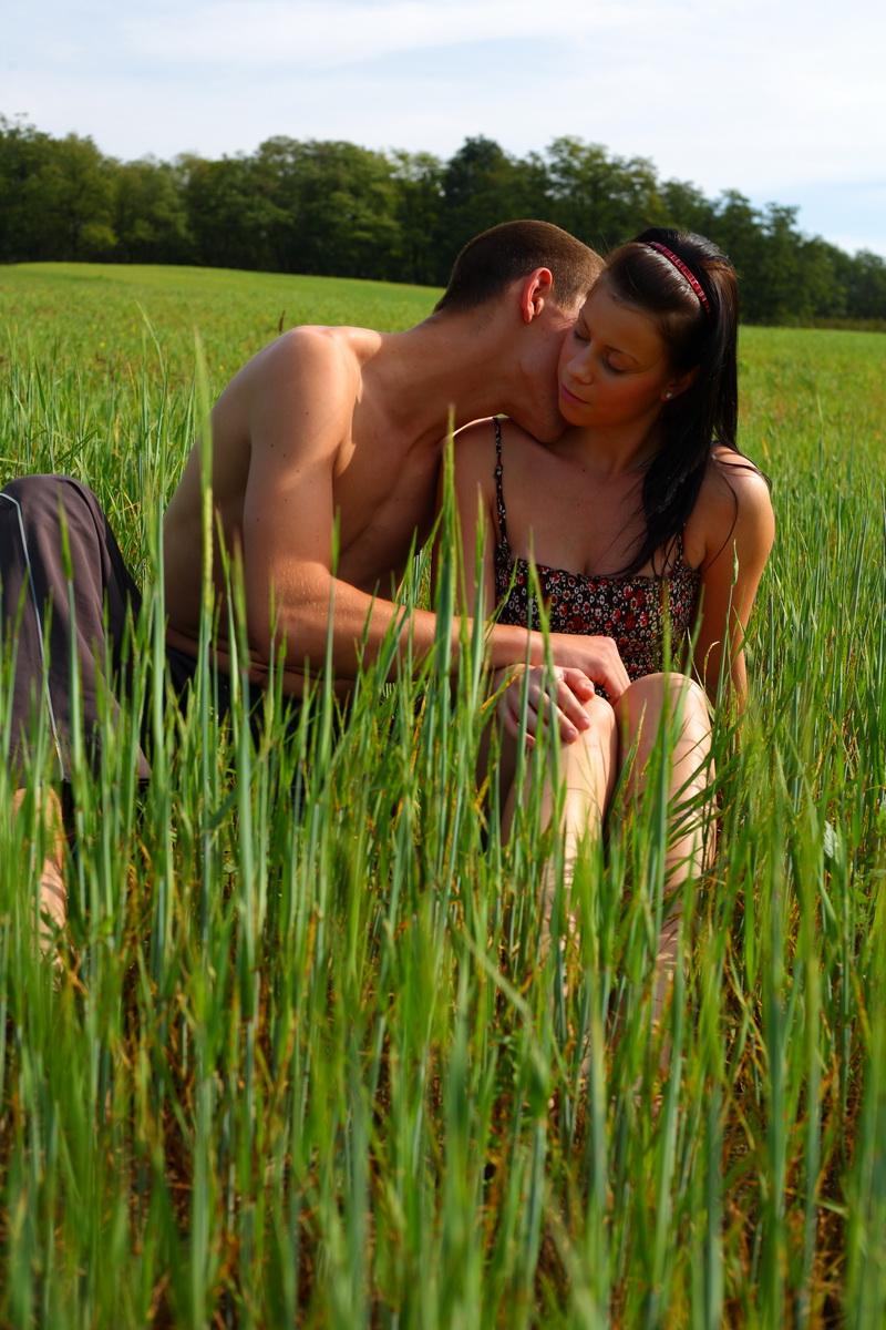 10P Jovem morena e o namorado fazem sexo no campo de um fazendeiro