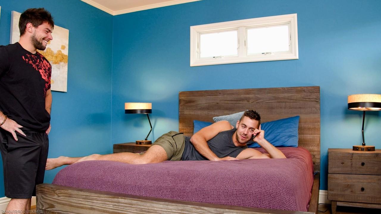 20P Garanhões gays musculosos Aspen e Dante Colle cavalgam na cama um do outro