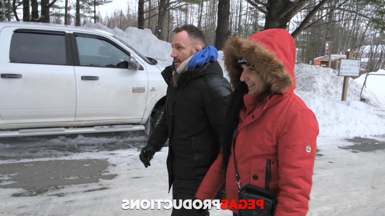 20P Américaine ringarde en culotte et bas sexy, Nico se fait baiser par son amie.