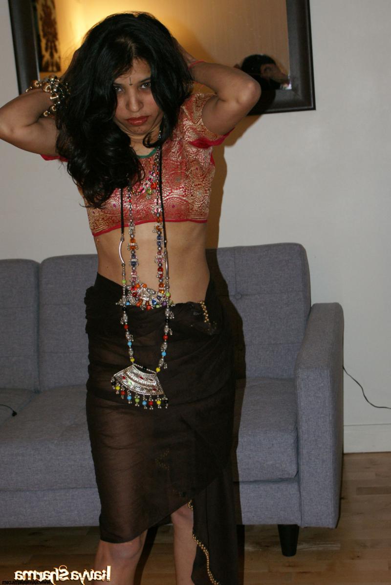 12P Indian MILF Kavya Sharma gets totally naked while wearing a long necklace