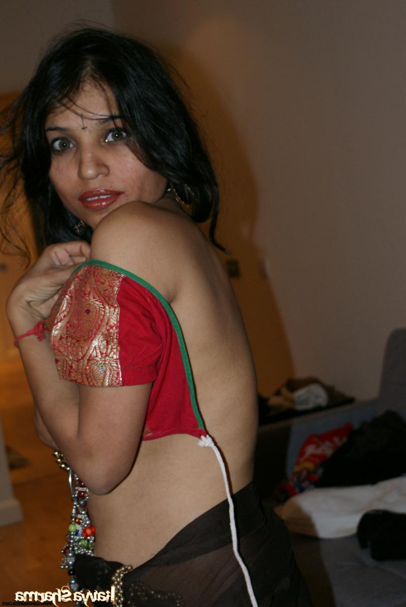 12P Indian MILF Kavya Sharma gets totally naked while wearing a long necklace