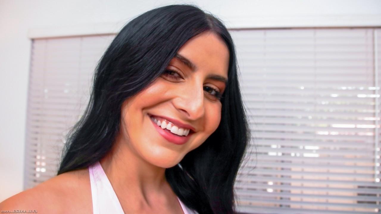 15P Kaitlyn Katsaros exibe sua língua coberta de porra depois do sexo com uma BBC