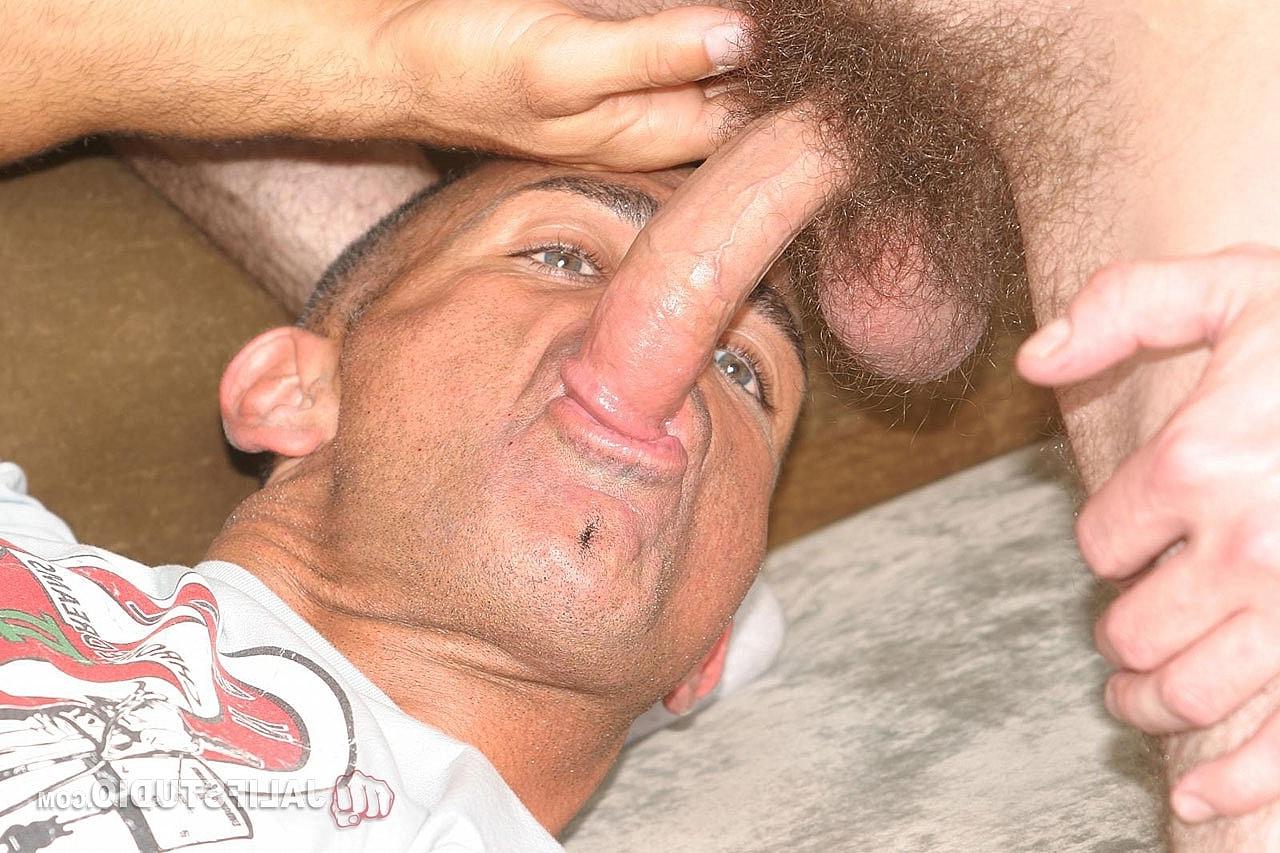 20P Tíos gays maduros John Marcus y Wild Willy disfrutan de intenso sexo anal en el sofá