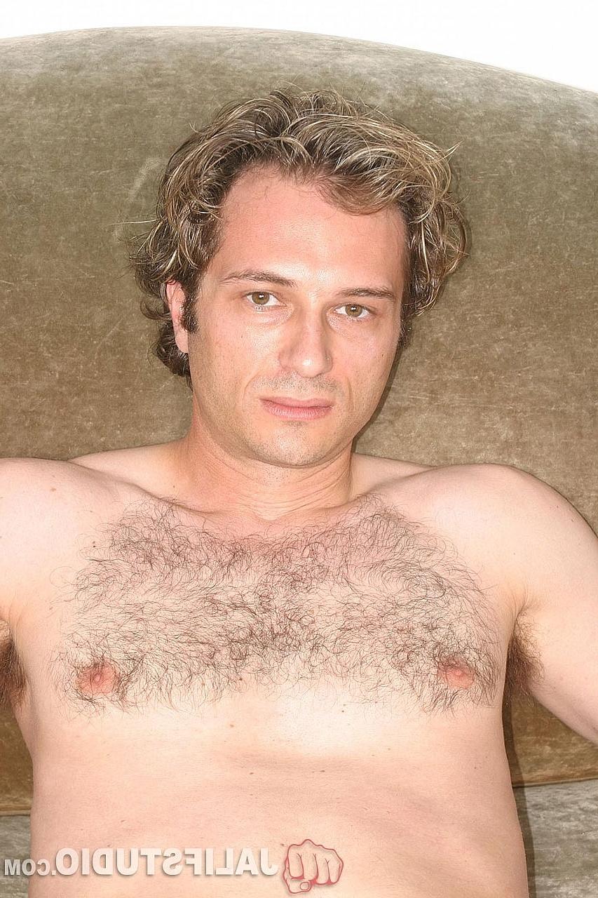 20P Tíos gays maduros John Marcus y Wild Willy disfrutan de intenso sexo anal en el sofá