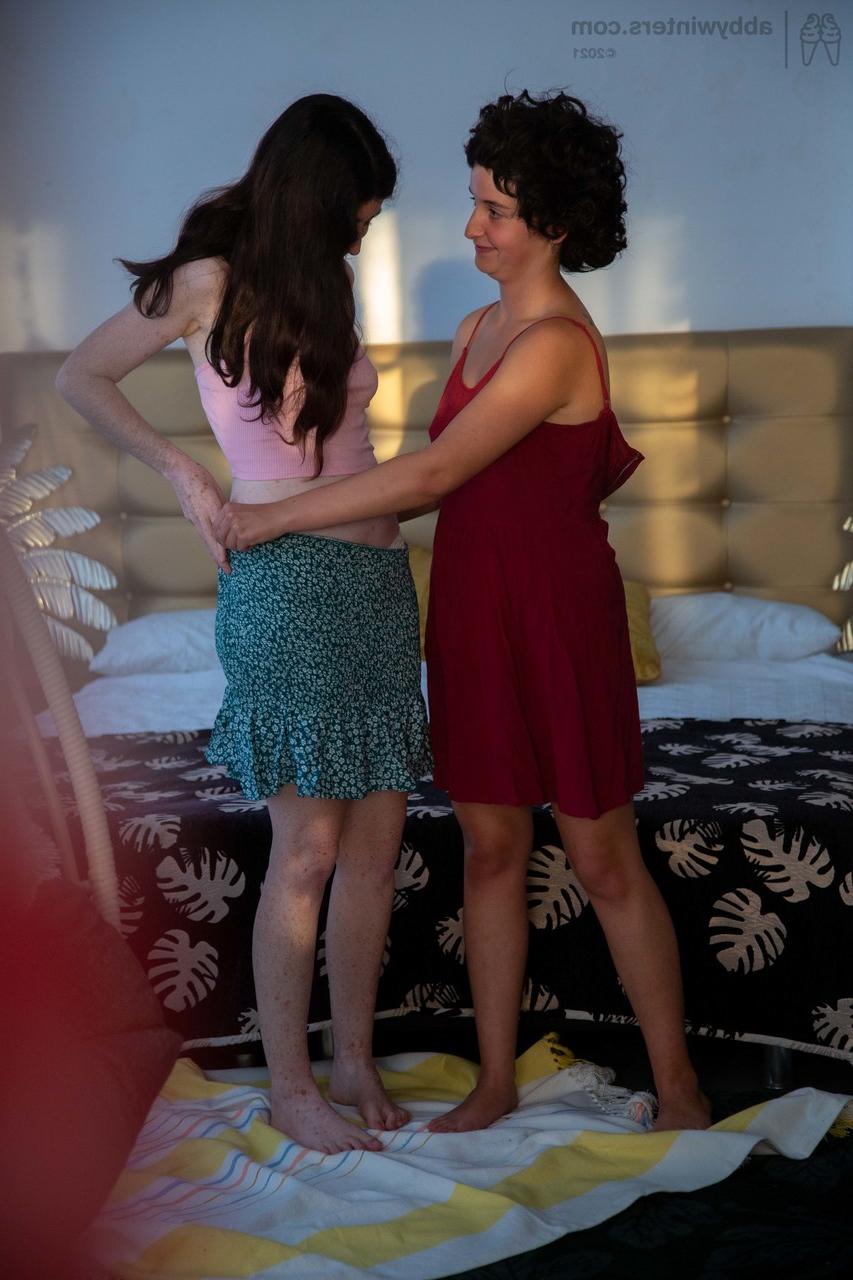 20P Lesbianas de tetas medianas Elysa y Adelina se desnudan