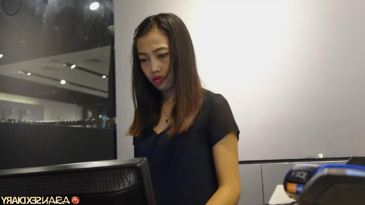 20P A gata asiática curvilínea Nini termina um dia com sexo hardcore POV
