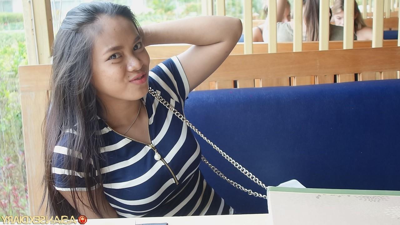 20P A gata asiática curvilínea Nini termina um dia com sexo hardcore POV