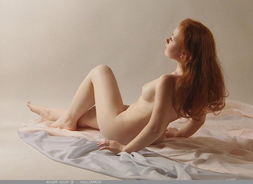 20P La jeune déesse Ginger montre ses beaux seins d'adolescente et son gros butin.