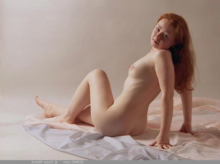20P La jeune déesse Ginger montre ses beaux seins d'adolescente et son gros butin.
