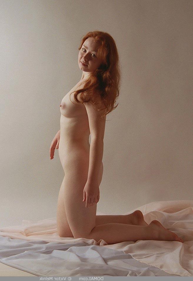 20P La jeune déesse Ginger montre ses beaux seins d'adolescente et son gros butin.