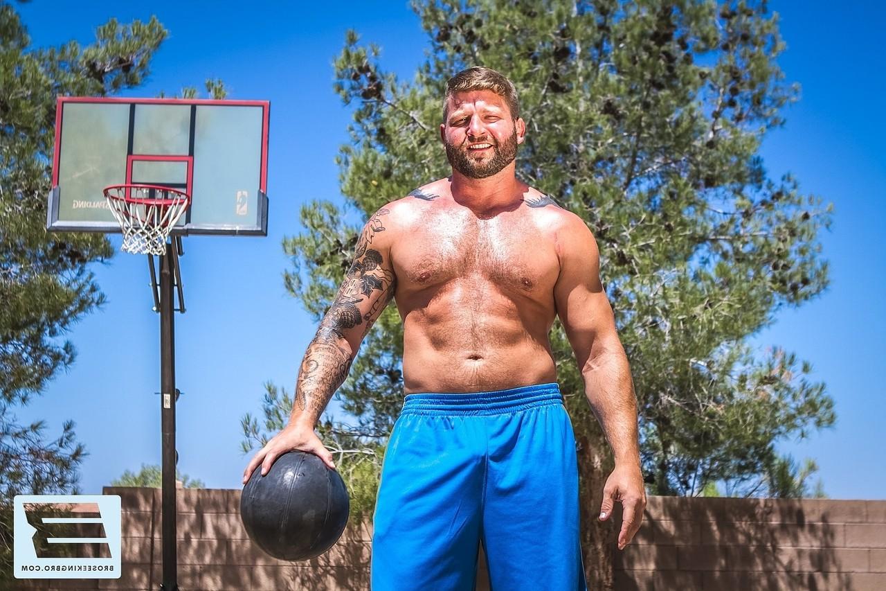 20P Gay gordo con tatuaje en el brazo Aiden Woods taladra a su amigo de baloncesto en una cancha