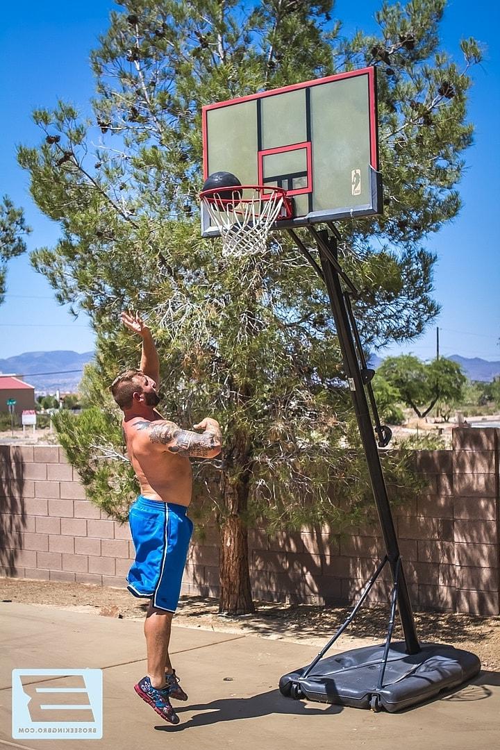 20P Gay gordo con tatuaje en el brazo Aiden Woods taladra a su amigo de baloncesto en una cancha