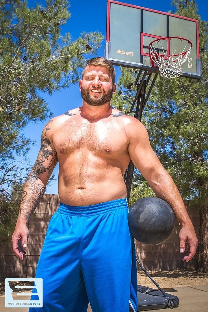 20P Gay gordo con tatuaje en el brazo Aiden Woods taladra a su amigo de baloncesto en una cancha