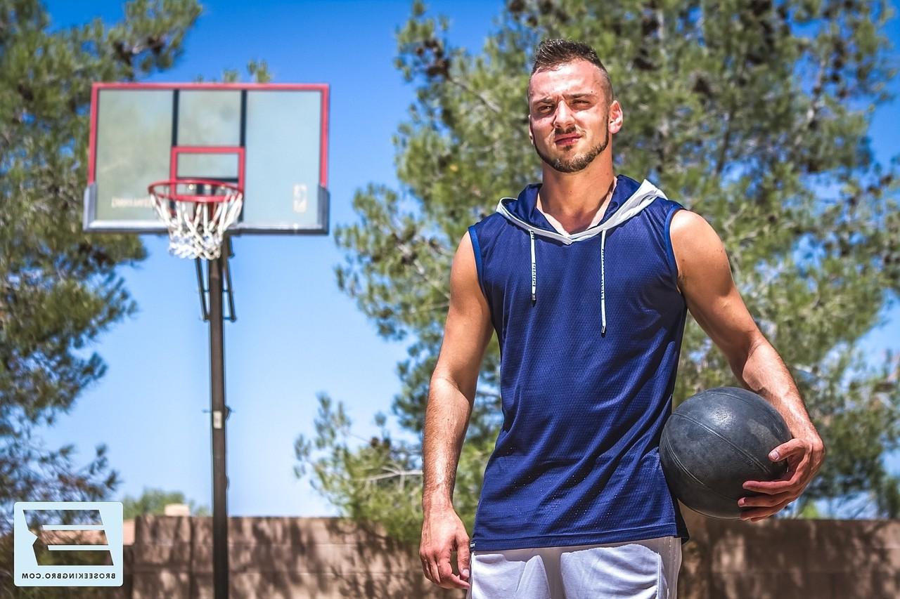 20P Gay gordo con tatuaje en el brazo Aiden Woods taladra a su amigo de baloncesto en una cancha