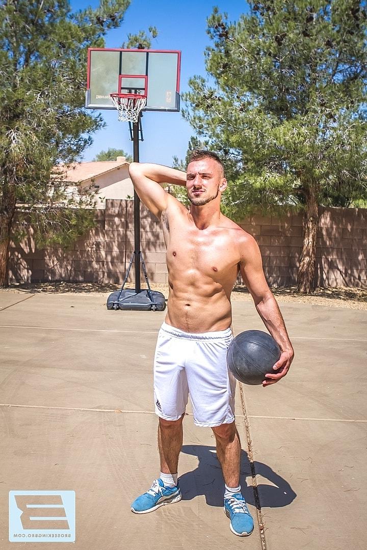 20P Gay gordo con tatuaje en el brazo Aiden Woods taladra a su amigo de baloncesto en una cancha
