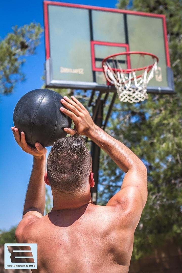 20P Gay gordo con tatuaje en el brazo Aiden Woods taladra a su amigo de baloncesto en una cancha
