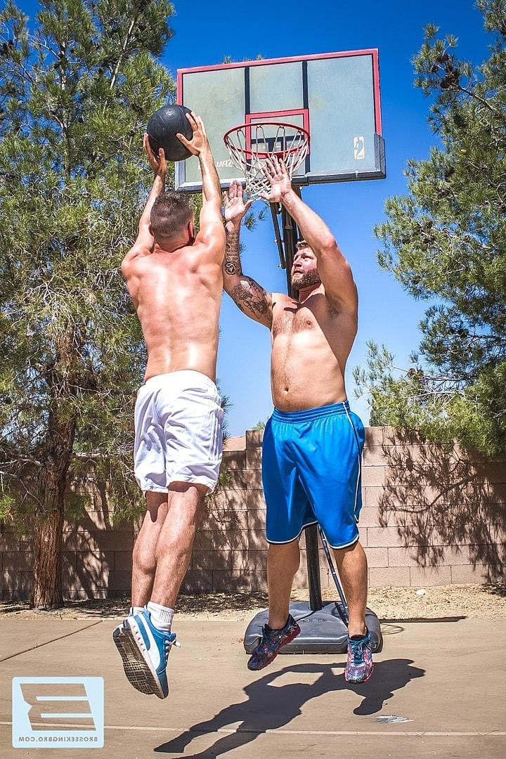 20P Gay gordo con tatuaje en el brazo Aiden Woods taladra a su amigo de baloncesto en una cancha