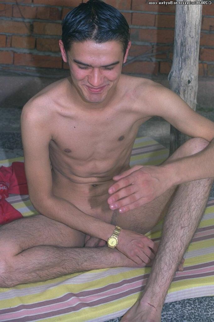 20P La brune gay sexy Mariam se déshabille, dévoile son corps maigre et se branle