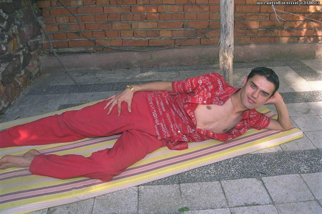 20P La brune gay sexy Mariam se déshabille, dévoile son corps maigre et se branle