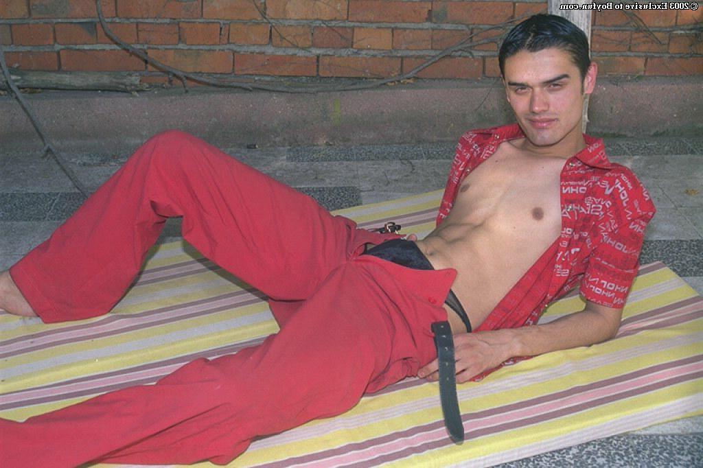 20P La brune gay sexy Mariam se déshabille, dévoile son corps maigre et se branle