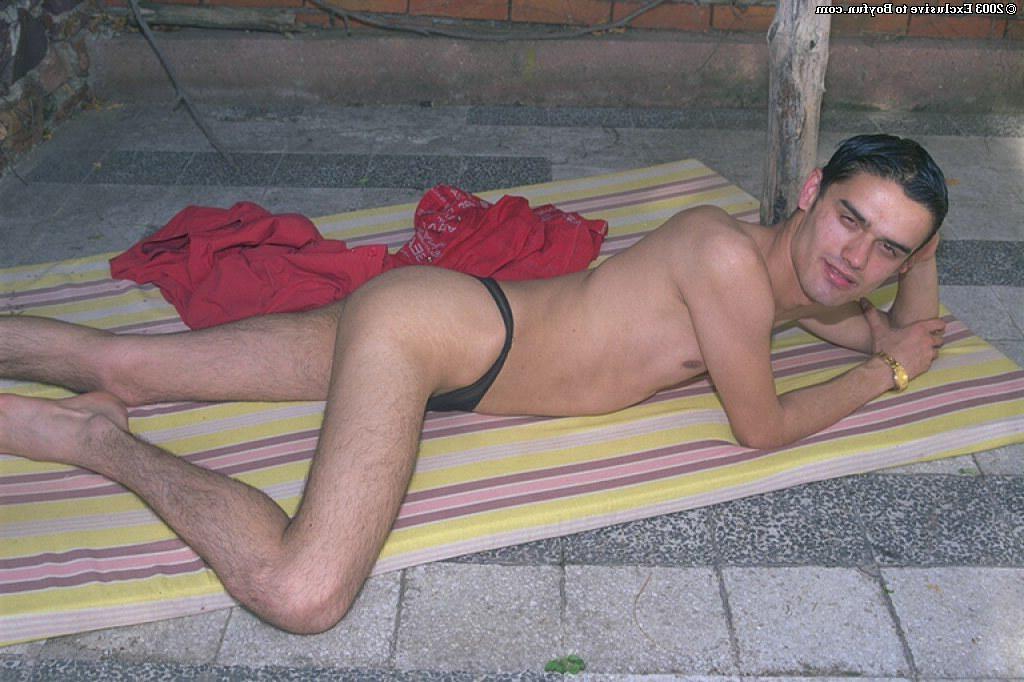 20P La brune gay sexy Mariam se déshabille, dévoile son corps maigre et se branle