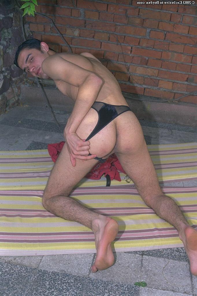 20P La brune gay sexy Mariam se déshabille, dévoile son corps maigre et se branle
