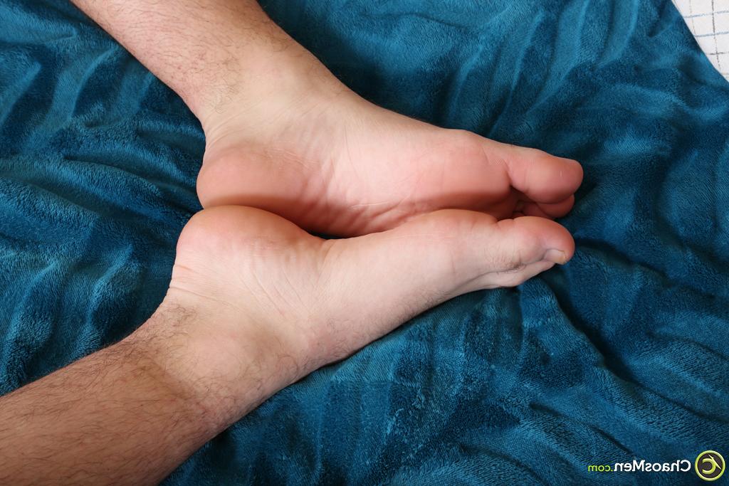 20P Le mannequin gay brune Rydell montre son corps maigre et caresse sa bite