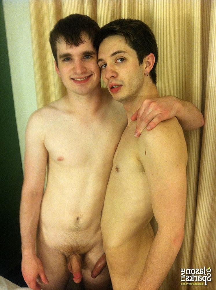 20P Die brünetten Schnuckel Adam Rhodes und James Essex ficken im Schlafzimmer Doggystyle