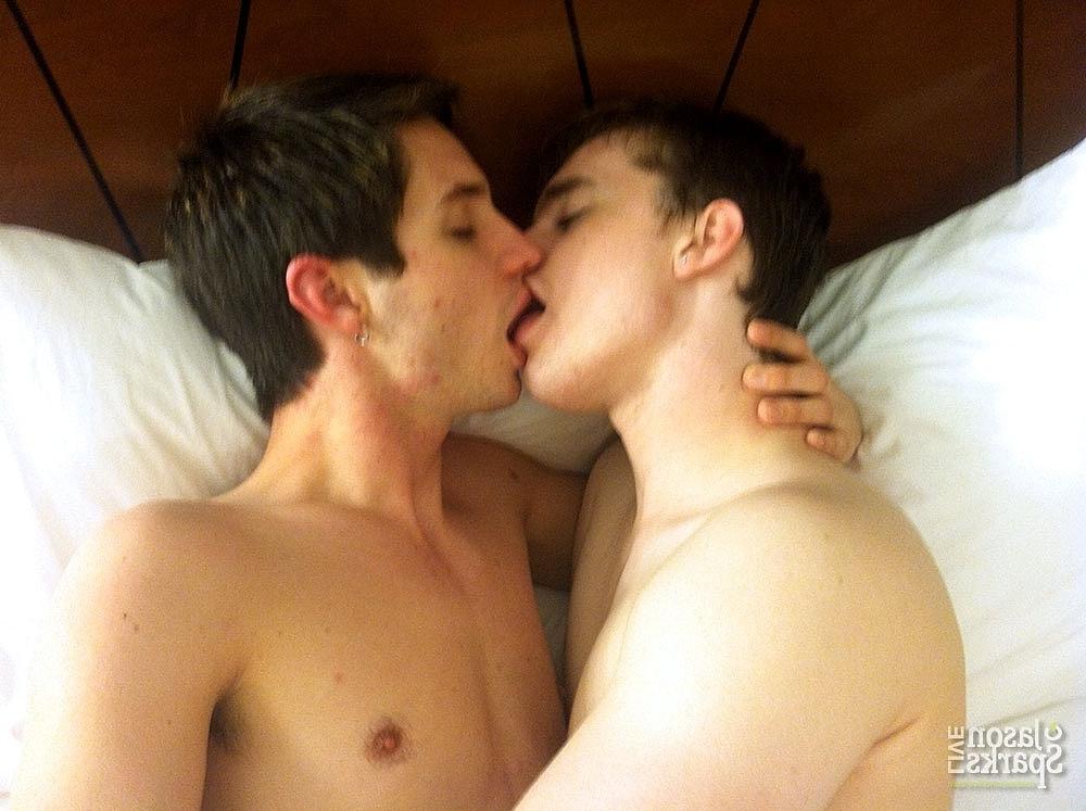 20P Die brünetten Schnuckel Adam Rhodes und James Essex ficken im Schlafzimmer Doggystyle