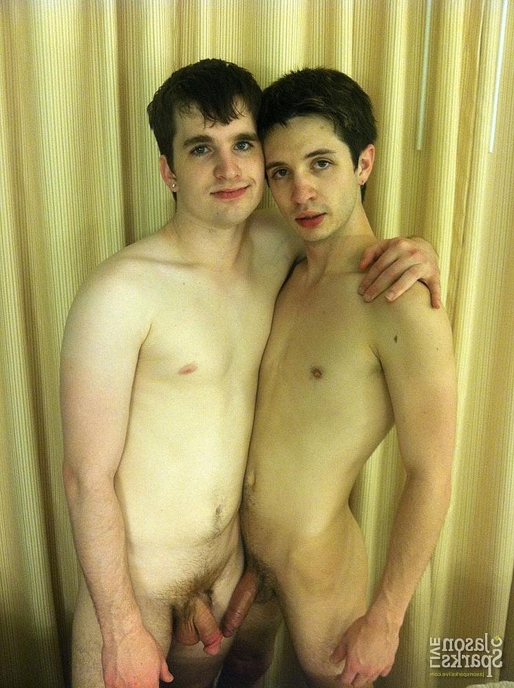 20P Die brünetten Schnuckel Adam Rhodes und James Essex ficken im Schlafzimmer Doggystyle